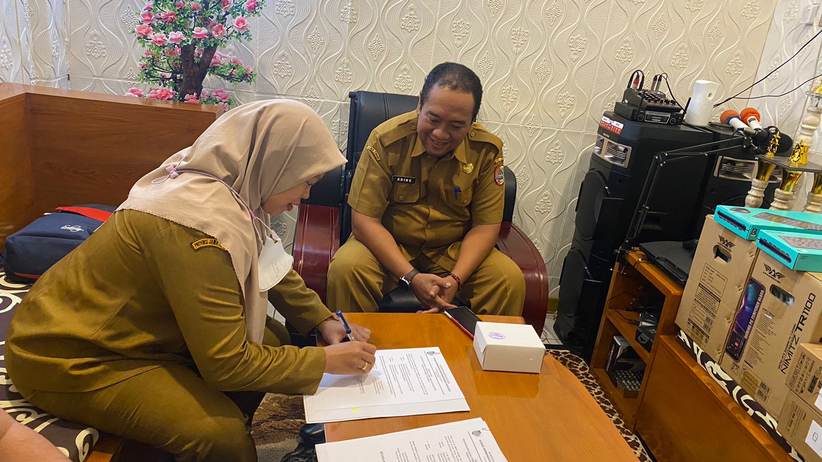 Gambar PENYERAHAN HADIAH LOMBA DESA DAN KELURAHAN KABUPATEN JEMBER TAHUN 2023